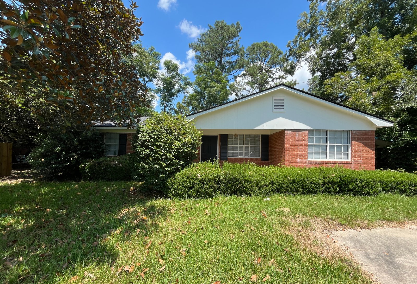 Charming Three Bedroom Home Featuring a Large Yard property image