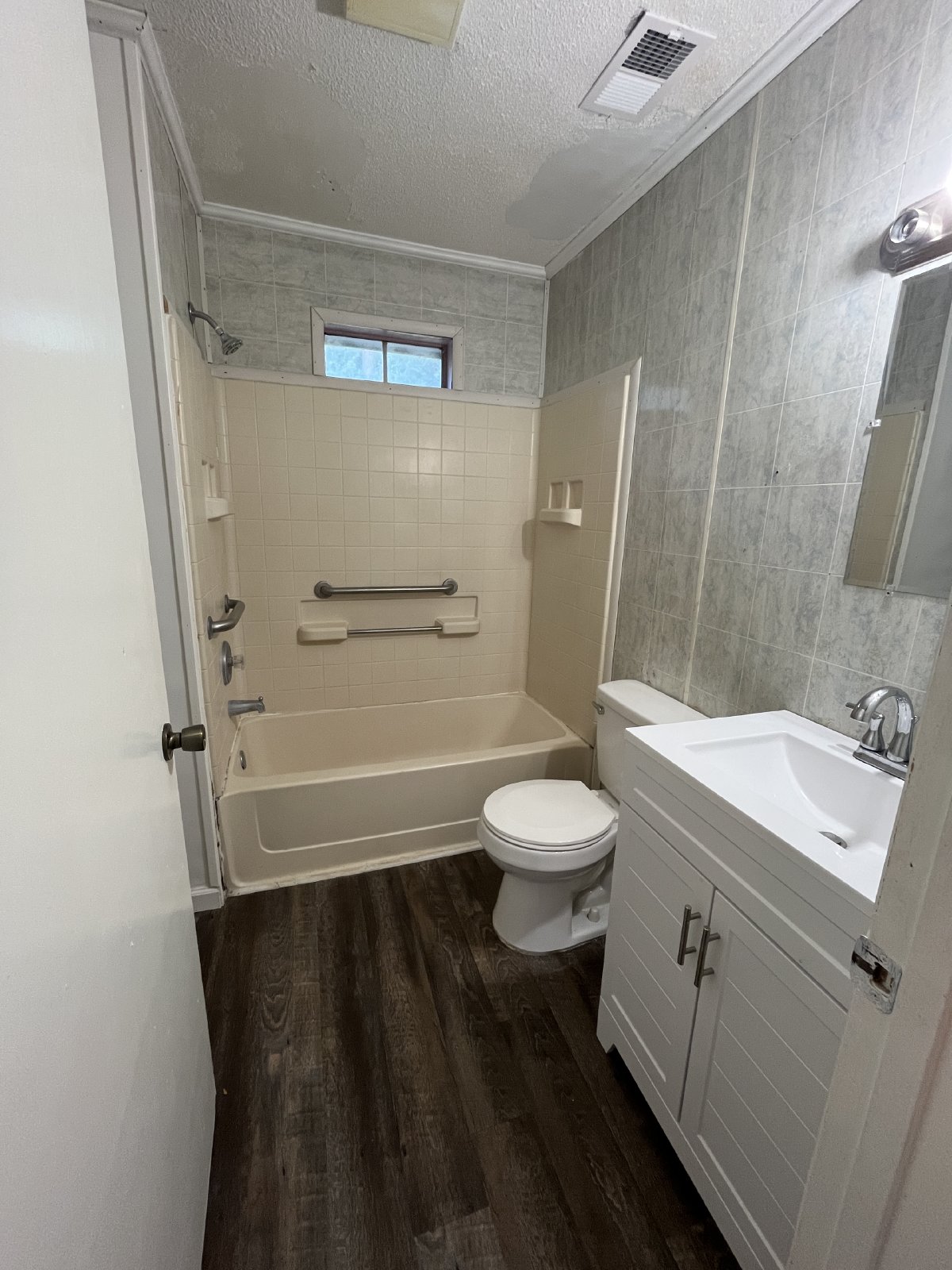 Charming Three Bedroom Home Featuring a Large Yard property image