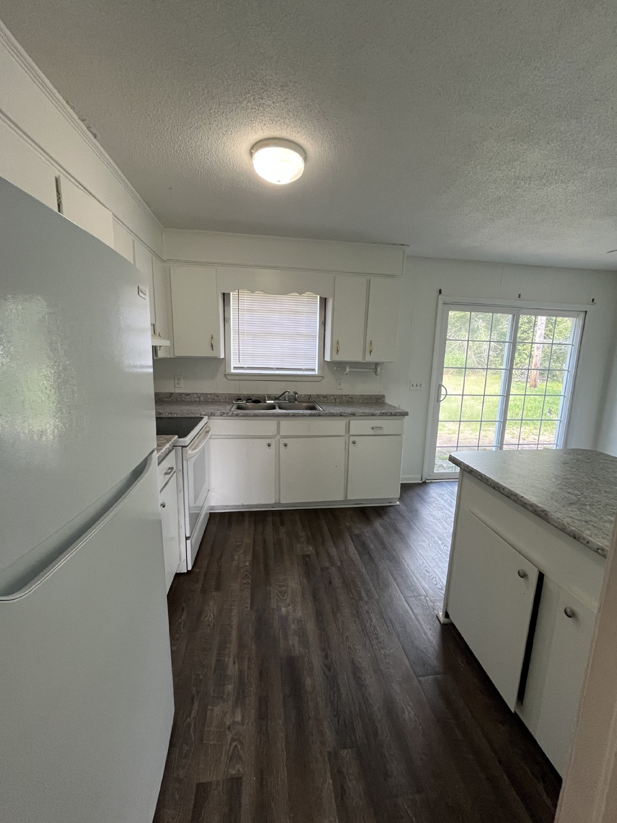 Charming Three Bedroom Home Featuring a Large Yard property image