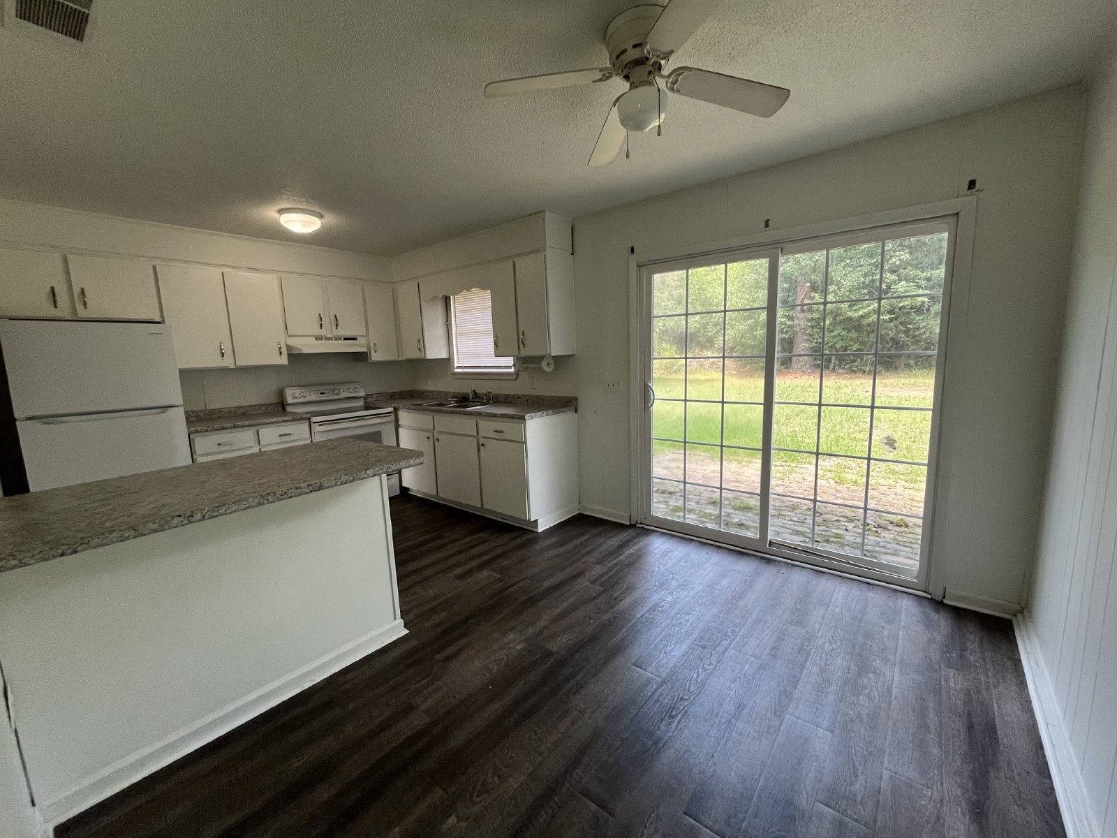 Charming Three Bedroom Home Featuring a Large Yard property image